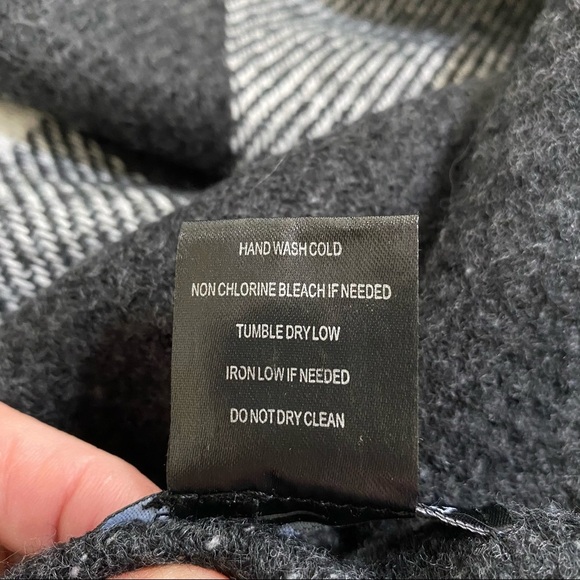 Jane & Berry Gray & White Plaid Fringed Soft Poncho Sweater - Picture 6 of 8